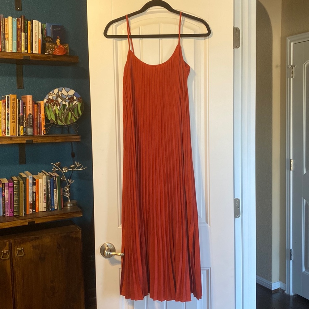 Beautiful pleated dress with side slits!